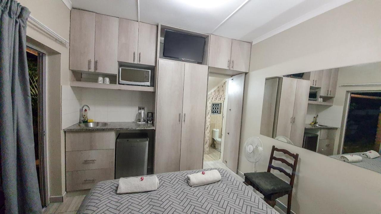 Home Away From Home Pinetown Exterior photo